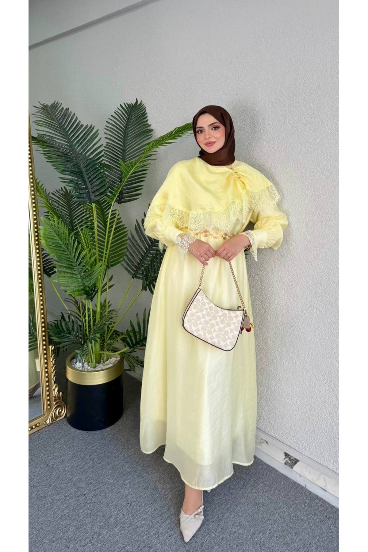 Robe Longue Élégante Jaune Pastel avec Cape en Dentelle