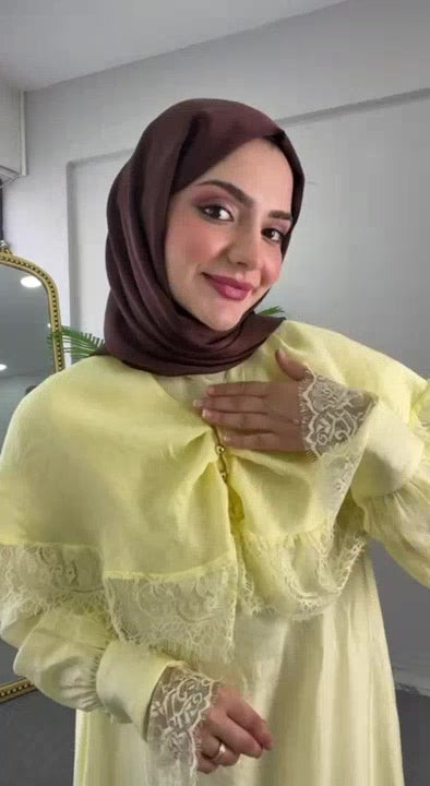 Robe Longue Élégante Jaune Pastel avec Cape en Dentelle