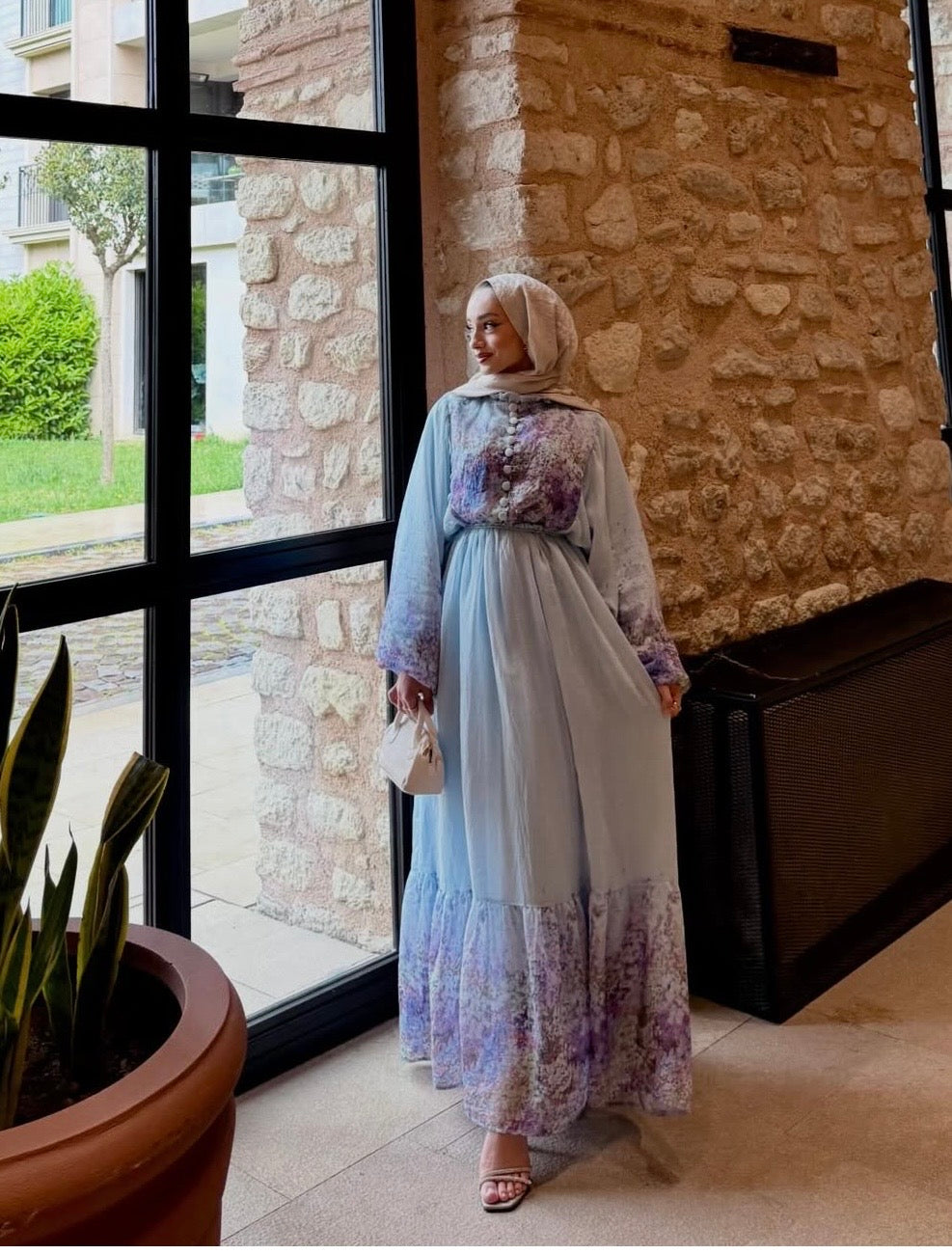 Robe Longue Bohémienne Chic – Bleu Ciel & Motifs Floraux