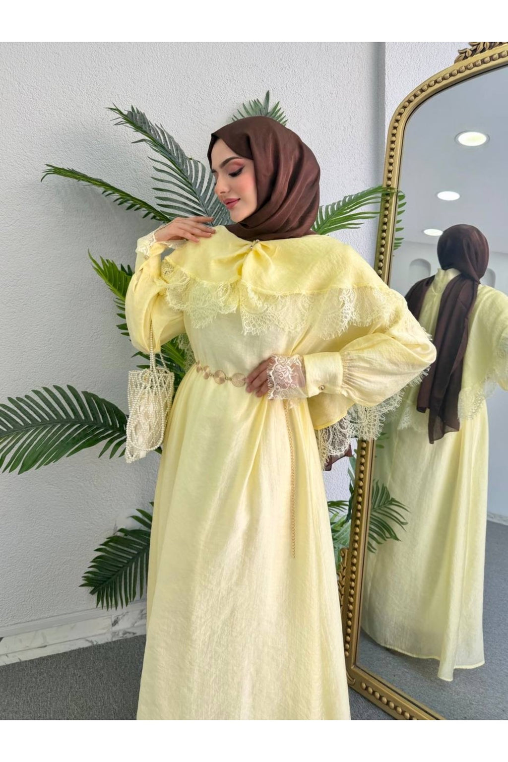 Robe Longue Élégante Jaune Pastel avec Cape en Dentelle
