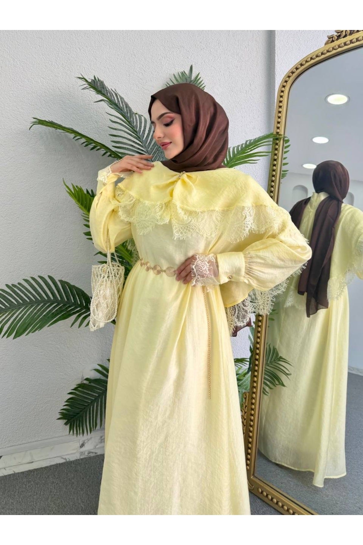Robe Longue Élégante Jaune Pastel avec Cape en Dentelle