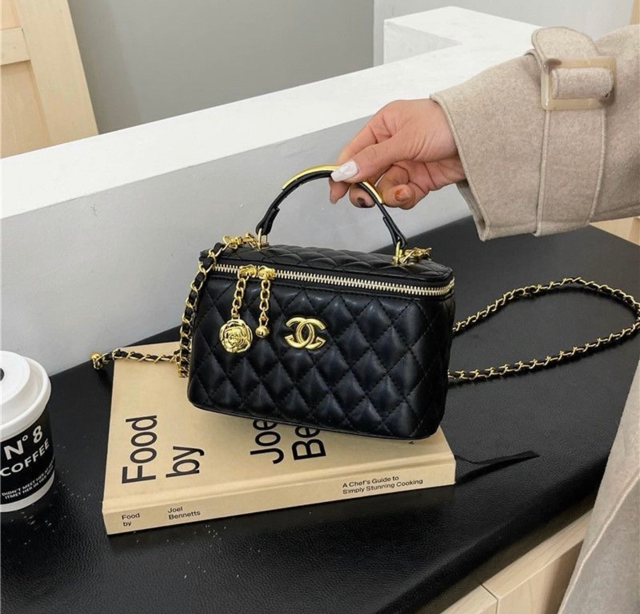 Sac Vanity Chanel – Cuir Matelassé Noir & Métal Doré
