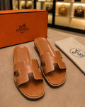 Hermès Women’s Brown & Tan Sandals – Sandales Femme en Cuir Camel