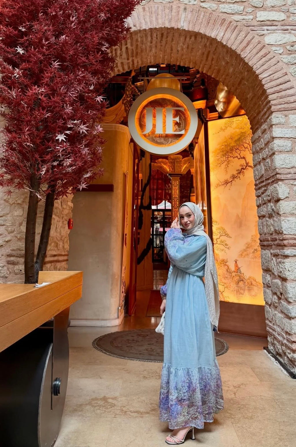 Robe Longue Bohémienne Chic – Bleu Ciel & Motifs Floraux