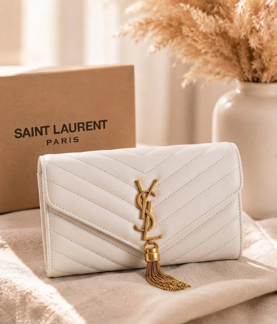 Saint Laurent CASSANDRE MATELASSÉ Large Flap Wallet en Cuir Blanc