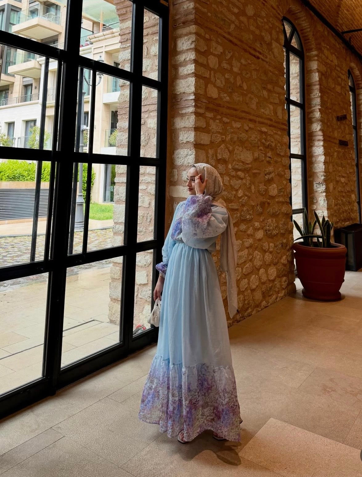 Robe Longue Bohémienne Chic – Bleu Ciel & Motifs Floraux