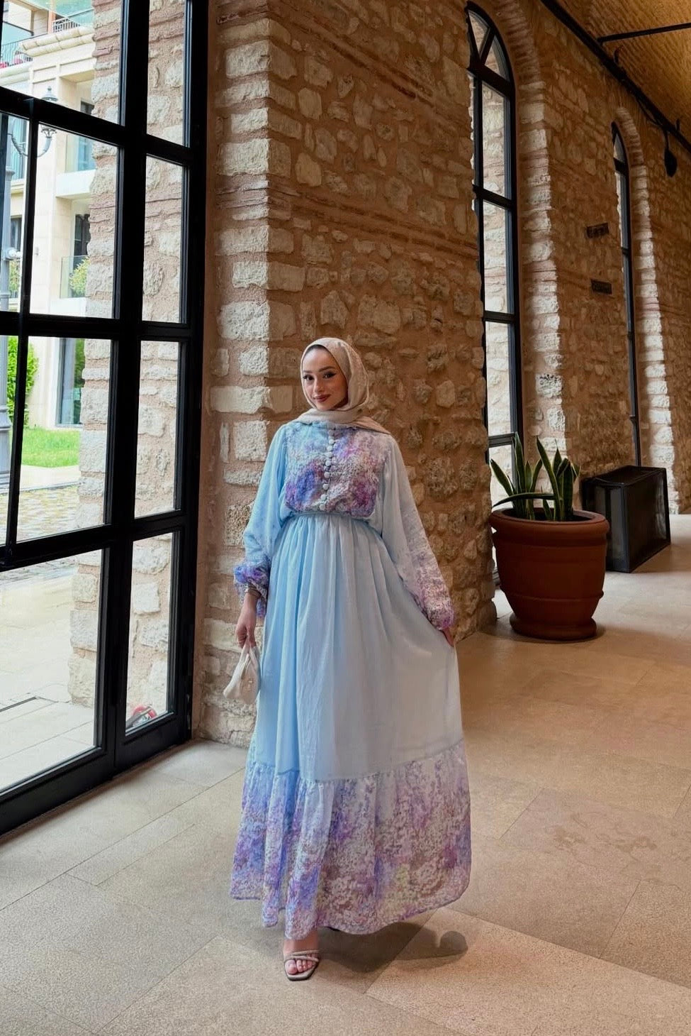 Robe Longue Bohémienne Chic – Bleu Ciel & Motifs Floraux